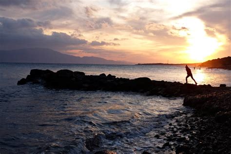 Businessman Running towards Camera 的图像结果