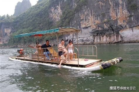 桂林阳朔遇龙河竹筏，游客不给小费，船工把竹筏撑得飞快！