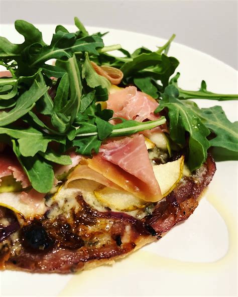 Pear, Prosciutto, Rocket and Gorgonzola Flatbread Pizzas - Mom Uptown