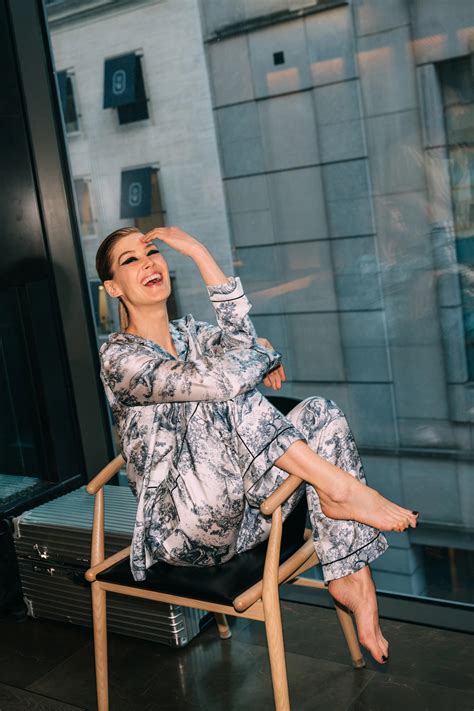 The best Rosamund Pike feet pictures 🤩