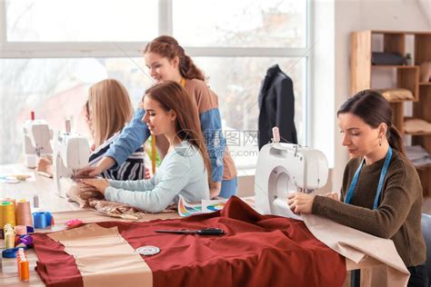 女人在缝纫机上用一块布工作高清图片下载-正版图片503959366-摄图网