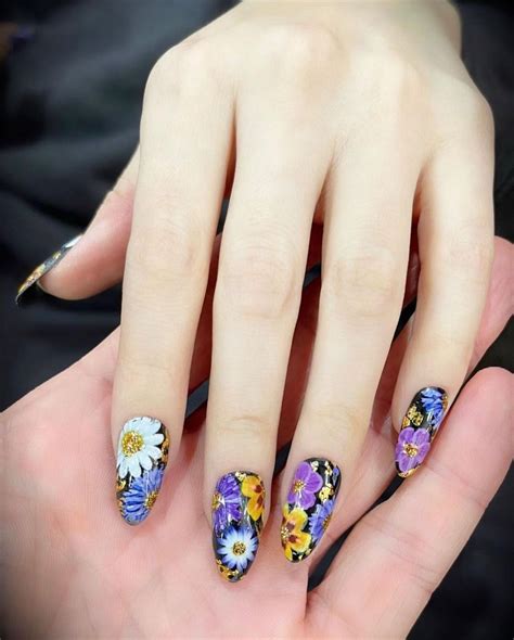 Las uñas con flores de Selena Gomez son LA tendencia para primavera 2023 | Glamour