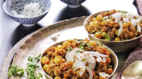 Mangsher Ghugni Recipe - Bengali Mutton Keema Ghugni Recipe