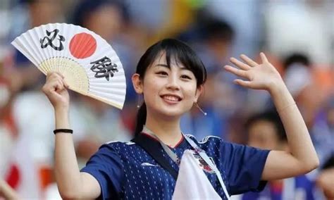 世界杯上日本球迷捡垃圾获赞！全世界都感叹日本人素质高... - 知乎