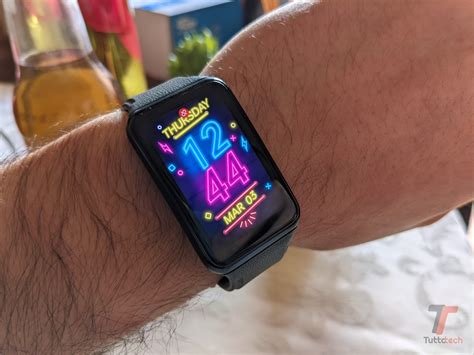 Quasi metà prezzo per OPPO Watch Free in entrambe le colorazioni