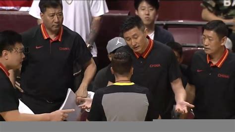 中国男篮VS加拿大，万万没想到打球变打架了，杜锋彻底愤怒了！