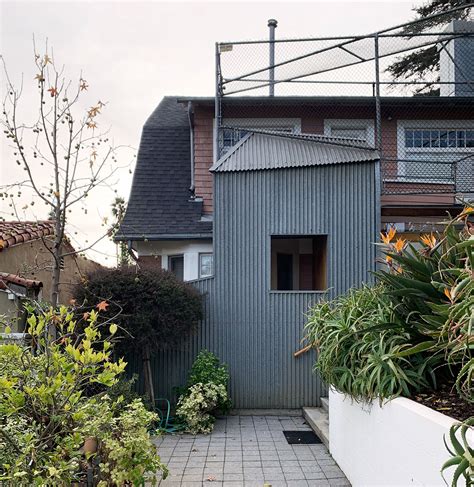 Frank Gehry House in Santa Monica (First Residence) | ArchEyes