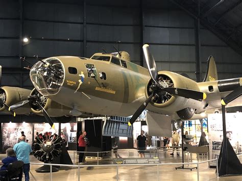 B-17F Memphis Belle -- Plastic Model Airplane Kit -- 1/72 Scale ...