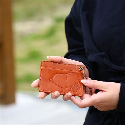 【PEANUTS】スヌーピーのイタリアンレザーパスケース - ナダヤオフィシャル