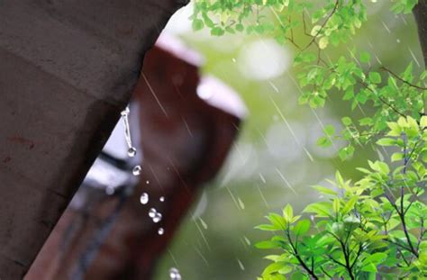 怎样不提雨字描述雨很大 形容雨下得很大的句子_万年历