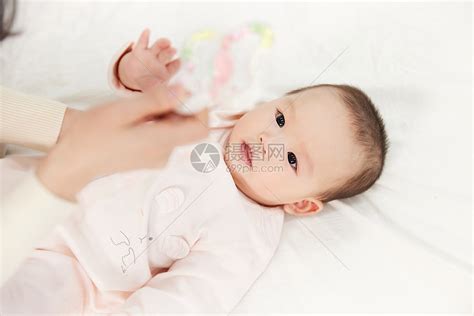 月嫂与新生婴儿宝宝玩耍高清图片下载-正版图片501725338-摄图网