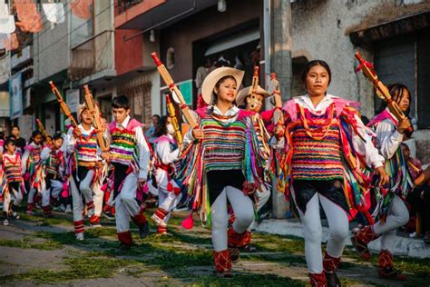 Local People Dancing 的图像结果