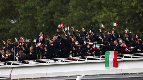 Cerimonia di Apertura di Parigi 2024: la squadra dell'Italia sfila ...