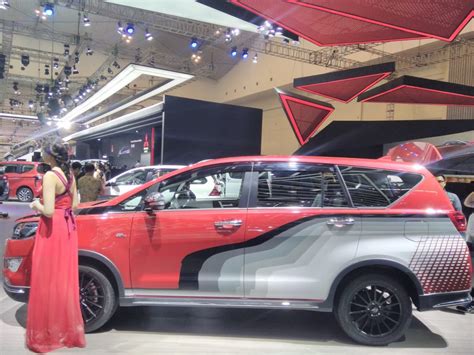 Toyota Innova Venturer With Body Graphics