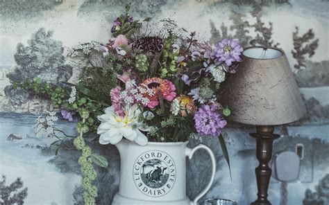 Download wallpaper 1920x1200 bouquet, lamp, cups, wall widescreen 16:10 ...