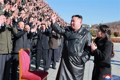 Kim Jong-un vuelve a aparecer con su hija en unas fotos publicadas por ...