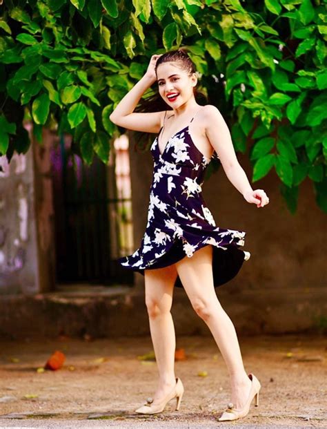 काले रंग की बैकलेस ड्रेस में Urfi Javed गिरा रही हैं बिजलियां, ज़रा ...