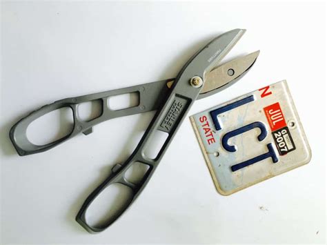 How to Make a Sign Using License Plates 的图像结果