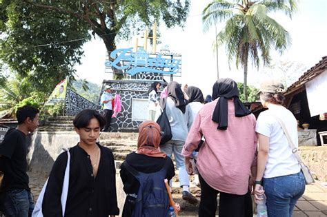 Visiting Local Communities 的图像结果