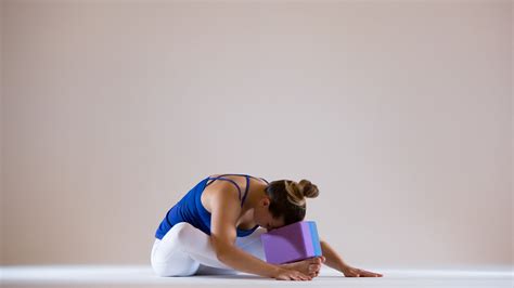 Butterfly Pose Effects / Top 10 Bedtime Yoga Poses To Calm Your Mind ...