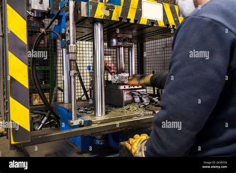 Machine Press 的图像结果