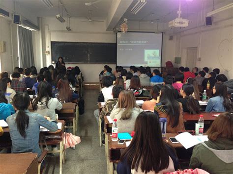 大学老师给学生们上课视频素材_ID:VCG2219298469-VCG.COM