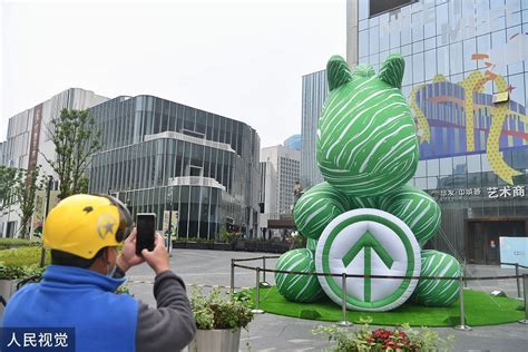 “绿马抱绿码”充气造型现武汉街头 商家：谐音保住绿码-大河新闻