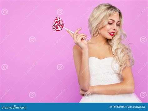 Mooi Blonde Met Een Lolly Nadenkende Blonde Mooi Blonde Op Roze ...