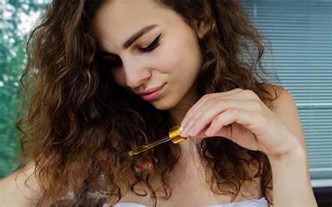 बालों में सीरम लगाने के फायदे और सही तरीका - Benefits Of Hair Serum ...