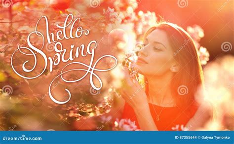 有花和文本你好春天的美丽的春天女孩 书法字法 库存照片. 图片 包括有 女孩, 听到, 查找, 红色, 粉红色 - 87355644
