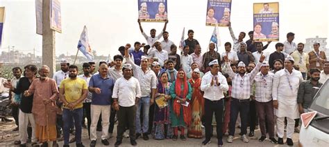 AAP leaders stage protests over garbage mismanagement by MCD