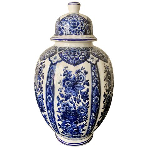 Delfts Blue and White Chinoiserie Porcelain Vase For Sale at 1stDibs