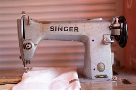 Antique Singer Sewing Machine Value & Identification (2023)