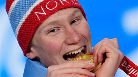 Why do athletes bite medals | Its Origin, History & Top Reasons