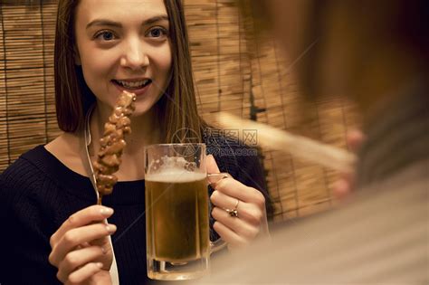 小酒馆喝酒的女生高清图片下载-正版图片502162217-摄图网