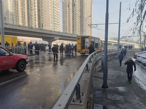 因自来水管破裂，北京海淀紫竹院路地面塌陷跑水，多部门紧急抢修 | 北晚新视觉