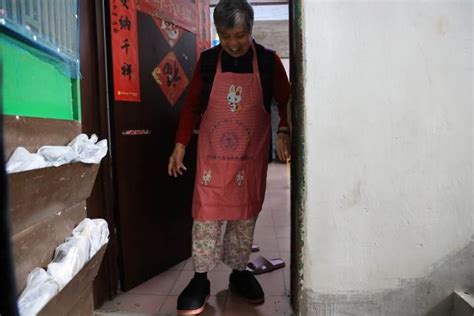 连续第九年了！杭州阿姨的特殊入冬仪式感：天一凉就张罗着手缝棉拖鞋，送给邻居老人