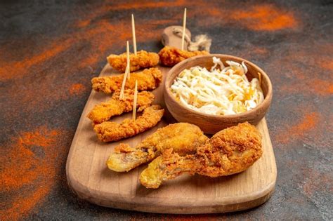 Vista dall'alto del menu di pollo croccante con insalata? | Foto Gratis