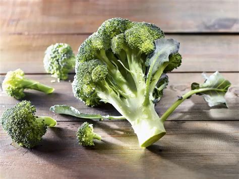 Brócoli crujiente con parmesano, el picoteo que no engorda y está delicioso