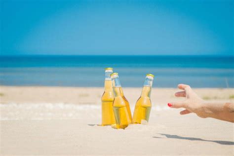 美味的啤酒图片-竖立在沙滩上的三瓶啤酒素材-高清图片-摄影照片-寻图免费打包下载