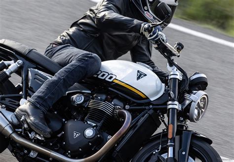 【トライアンフ スピードツイン1200/RS 海外試乗】バーチカルツインがとにかくいい！そしてRSは「まるで別モノ」…佐川健太郎 1枚目の写真 ...