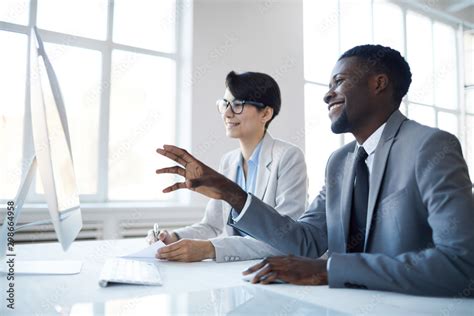 Business People On Right Side of Picture On Computer 的图像结果
