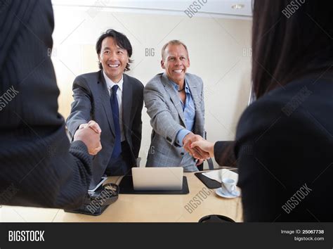 Business Shaking Hands 的图像结果