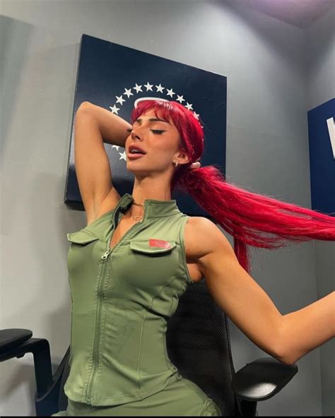 Ella es la modelo de OnlyFans que asegura fue retirada de un supermercado por ser mamacita