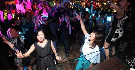 【関西の議論・動画】なぜ今、バブルなのか―熱狂復活、お立ち台にボディコン女性「マハラジャ祇園」に潜入（2/5ページ） - 産経ニュース