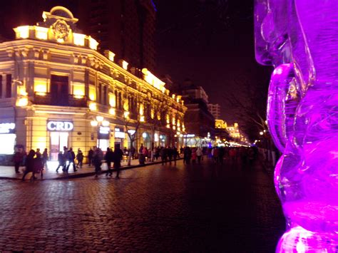 【携程攻略】哈尔滨中央大街景点,俄罗斯风格，步行街很长路面由块状方形石头铺成，人气很足，冬季街边…