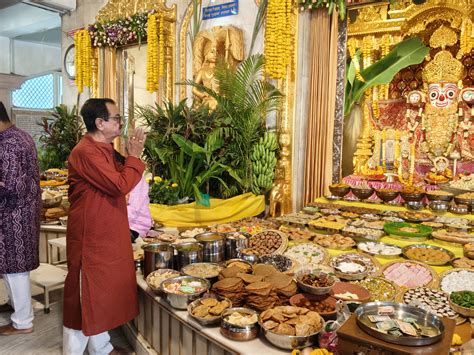 Jagannath Temple Chhappan Bhog Annakut Ahmedabad Devotees Darshan Prasad