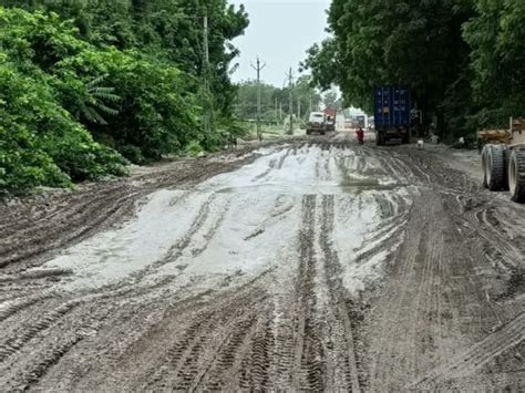 The deplorable condition of the road from Khoraj Khodiyar Railway ...