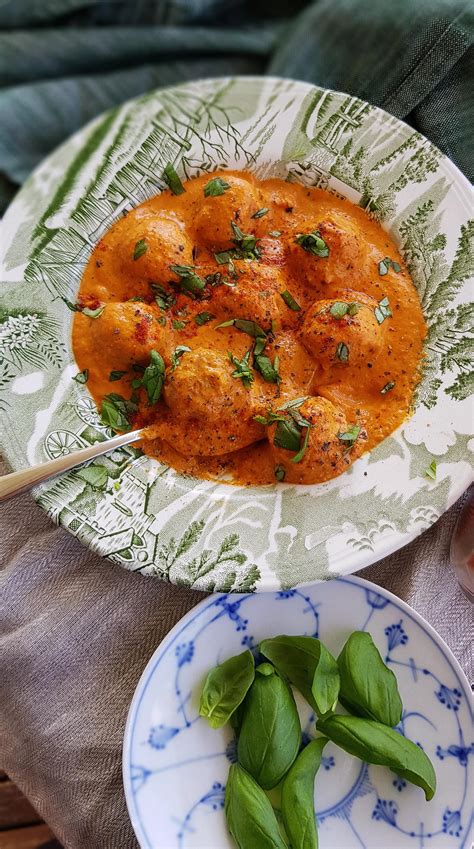 [OC] Meatballs in a creamy roasted bell pepper sauce with fresh basil ...