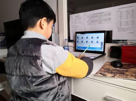 小女孩使用平板电脑线上学习听课高清图片下载-正版图片501694132-摄图网